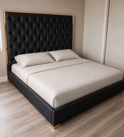 Black leather bed / cama de piel negra