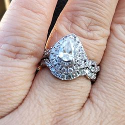 Beautiful Pear Shape Wedding/ Anniversary Ring