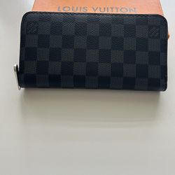 Louis Vuitton Black women’s wallet 