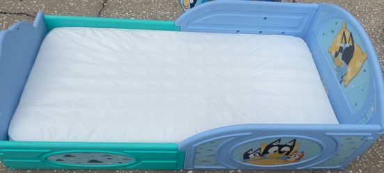 Bluey Toddler Bed with Mattress, Minnie Bluey Bin and Bluey Wall Decor $45