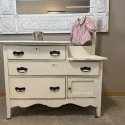 Vintage Small Dresser! 👛 (priced To Sell!)