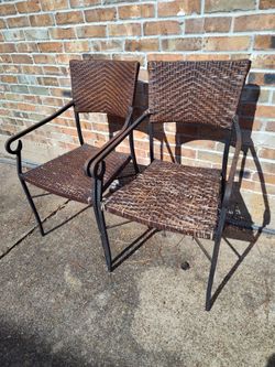 DOS sillas DE FIERRO PESADO PARA su PORCHE OR patio furniture only 95$ both or 50$ each