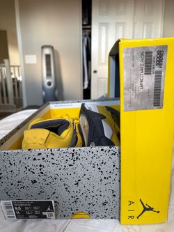 Air Jordan 4 Retro Tour Yellow Size 9.5