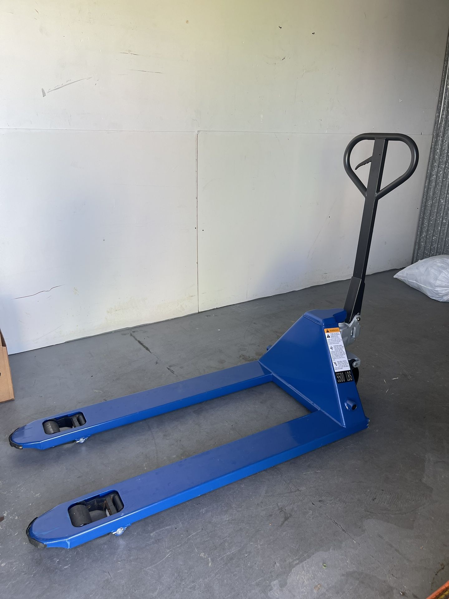 ULINE Industrial Pallet Jack 5,500lbs - Blue