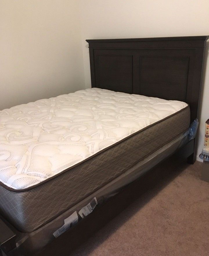 Queen Mattress Hampton & Rhodes HR400 for Sale in Round Rock, TX OfferUp