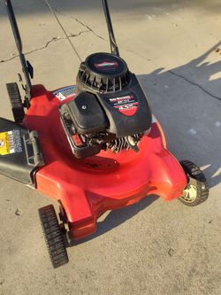 Yard Machines Mower w/ 4.5hp Briggs & Stratton