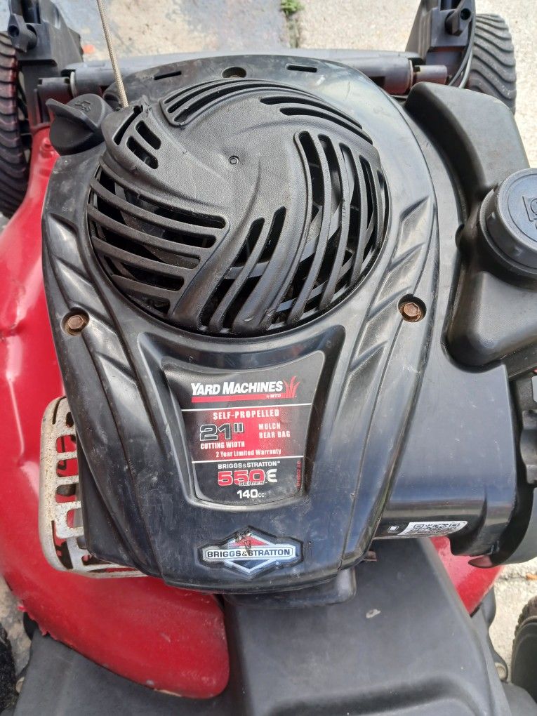 Yard Machines 21" Self Propelled Mower 550E.