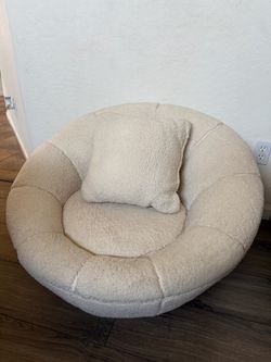Bouclé swivel chair
