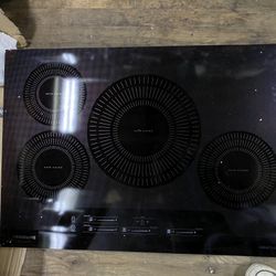 Frigidaire Gallery - 30 in Smooth Electric Induction Cooktop in Black with 4 Elements