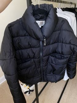 Women cropped puffer in black, fits size XS.