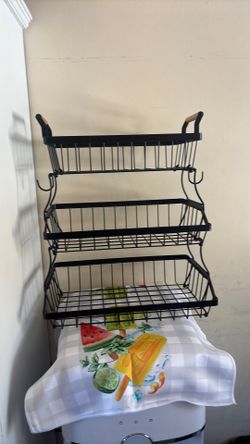 Fruit basket with banana hangers