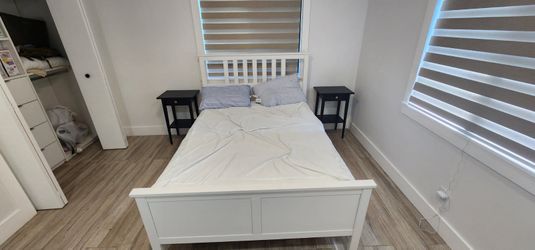 Cama full con dos mesas de noche
