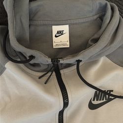 Man’s medium gray Nike sweater