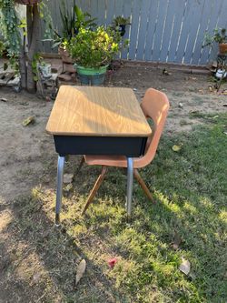 Pequeño Escritorio Con Su Pequeña Silla Las Dos Piezas Por $14