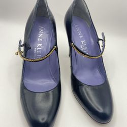 RARE FIND!  Anne Klein New York ITALIAN Made Navy Mary Jane Pumps Gold Chain & Toggle Details 7M 