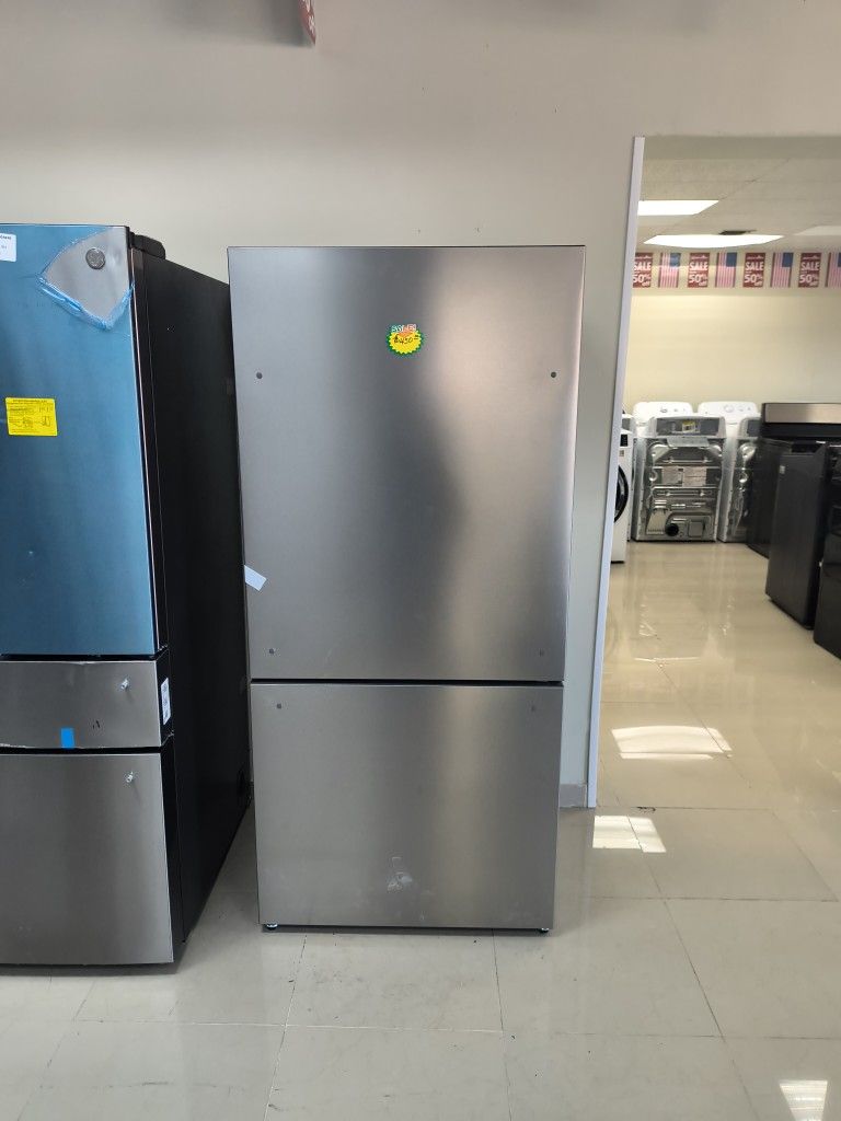 Hisense Fridge 31x69x261/2 New