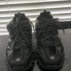 Selling Size 8 balenciaga tracks 3.0 no led