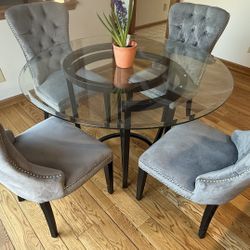 Dinning Room Table w/4 Chairs!