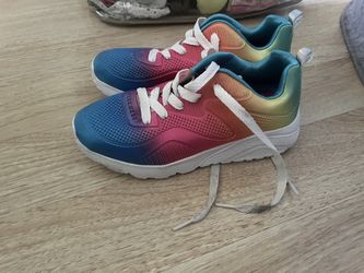 Girl tennis shoes