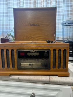DETROLA RECORD PLAYER