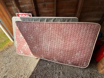 Twin bed mattress and box spring