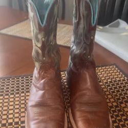 Women’s Size 6 Ariat boots 