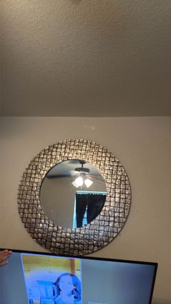 Round mirror