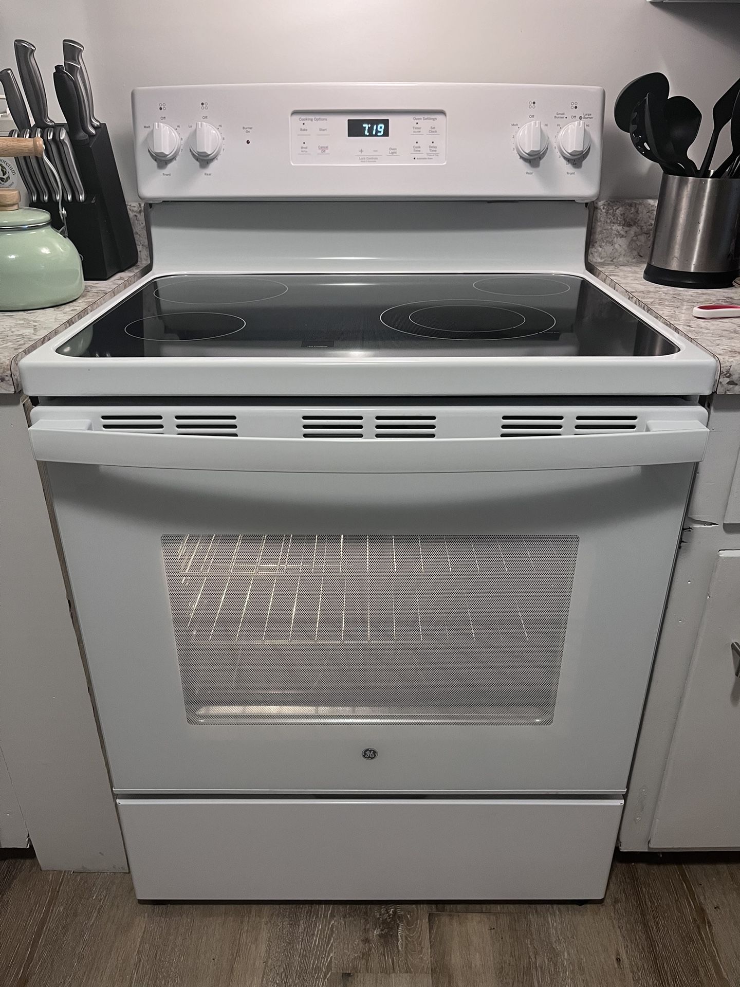 GE 30 in. 4 Burner Element Free-Standing Electric Range in White