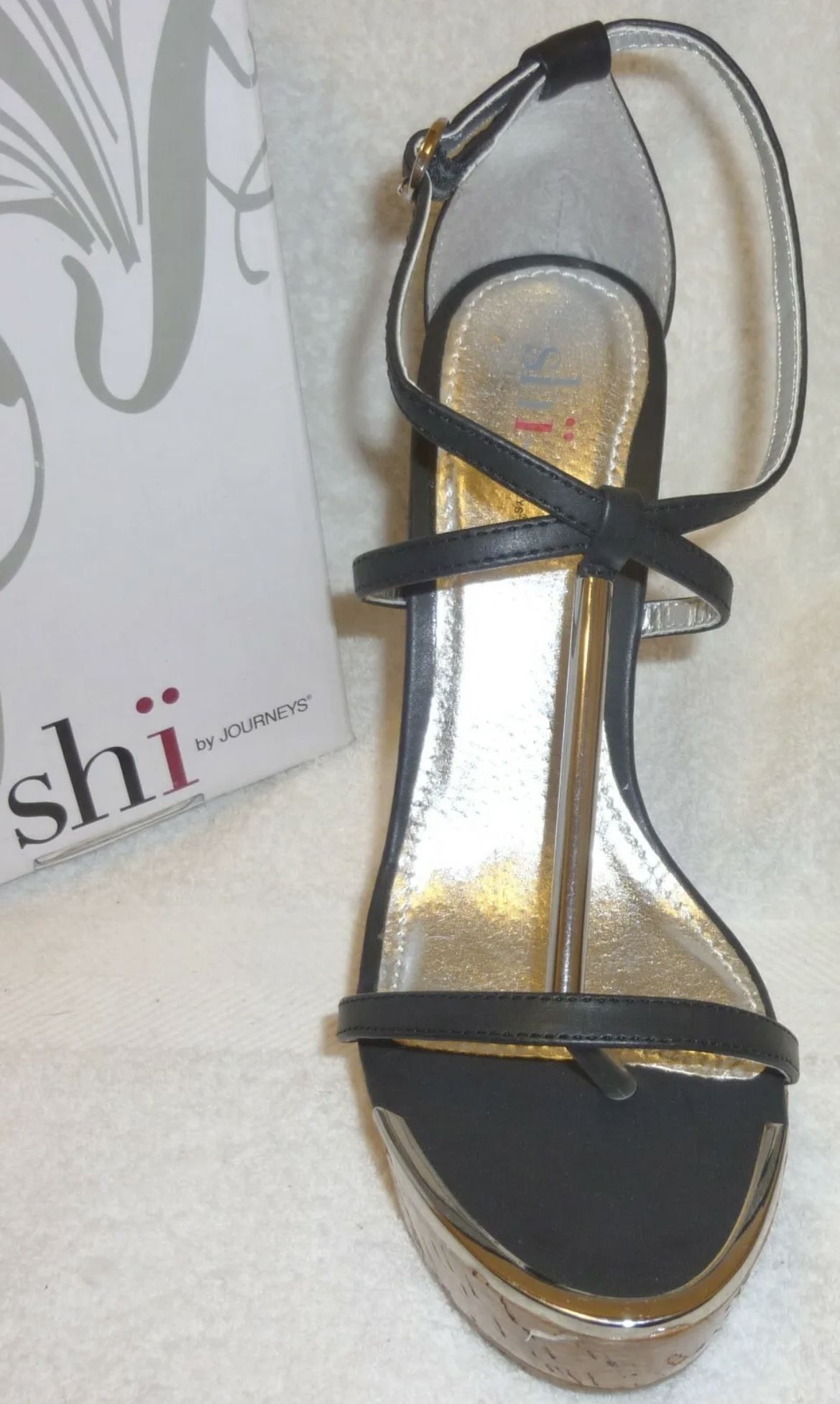 Shi by Journeys 7.5 black & tan 1" platform T strap 5"