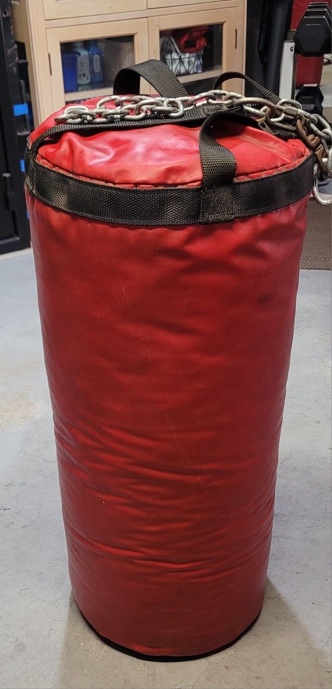 Punching Bag, 32 Inches Tall, In Great Conditions 