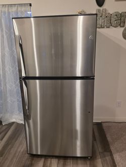 Like-New GE Top-Freezer Refrigerator in Stainless w/ Ice Maker - Only Used 1 Year