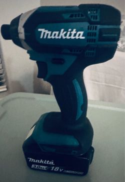 Makita XDT11 18V Impact Driver and Flashlight Set