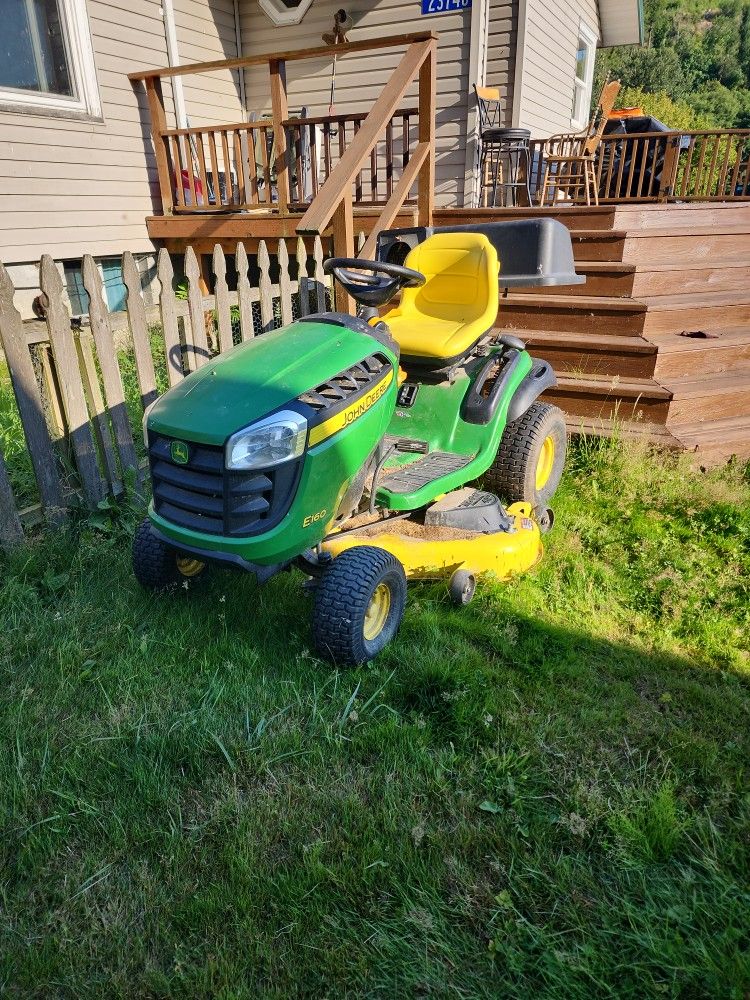 John Deere Riding Lawnmower