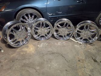Used 18's chrome wheels set