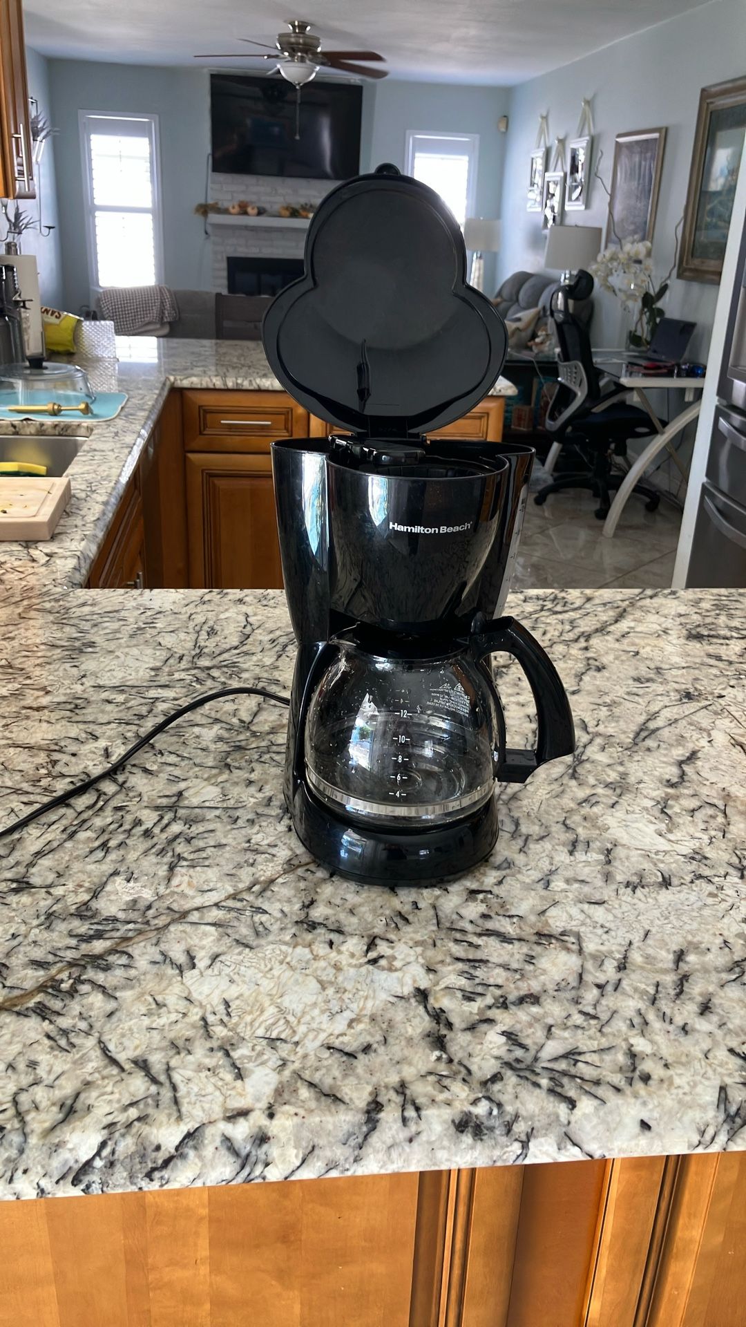 Hamilton Beach coffee maker 12 pot works great