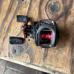 Left hand/retrieve baitcaster