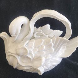Swan tea pot