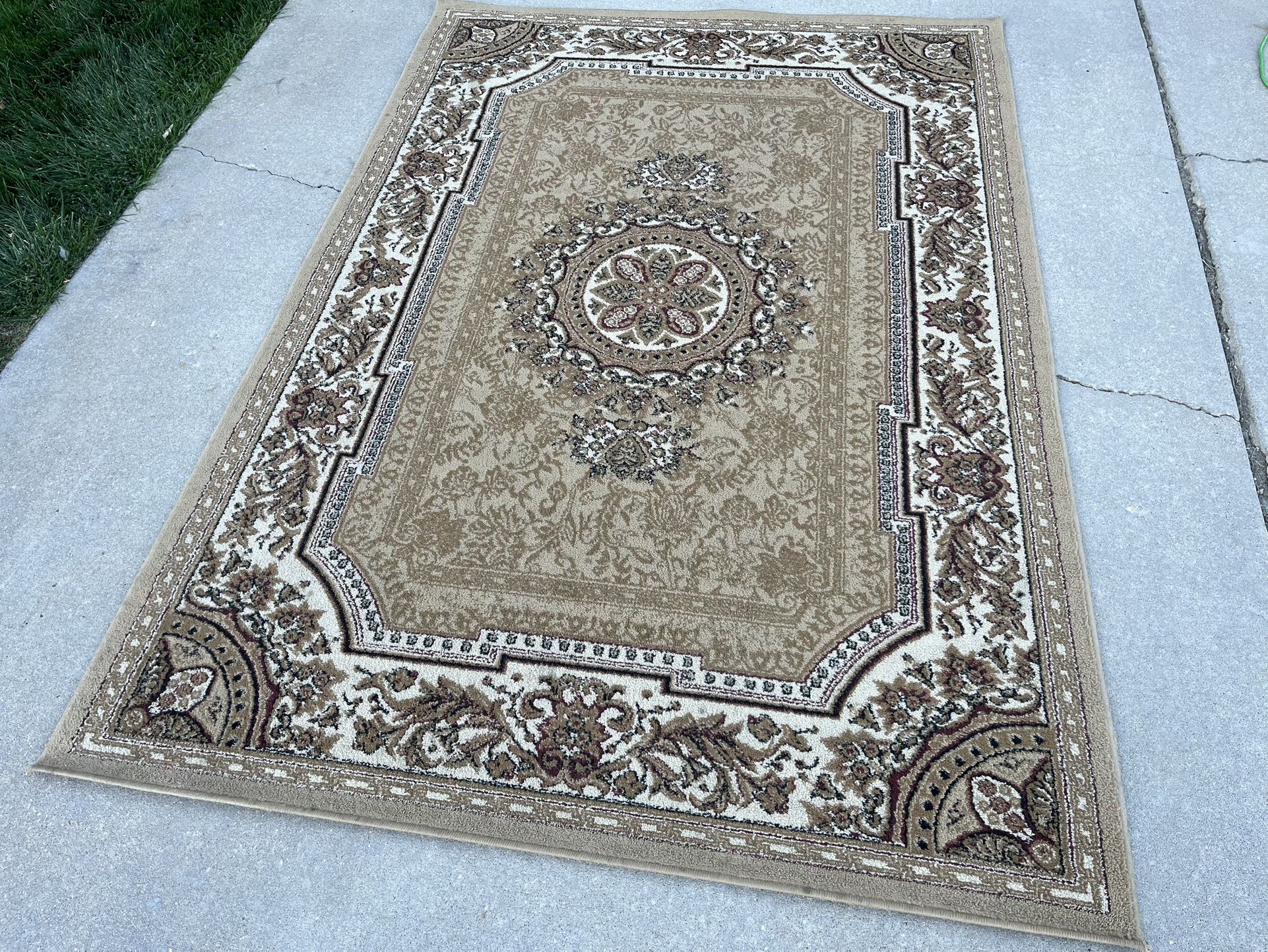 Very Nice Oriental Style Area Rug (5’3”x7’7”)