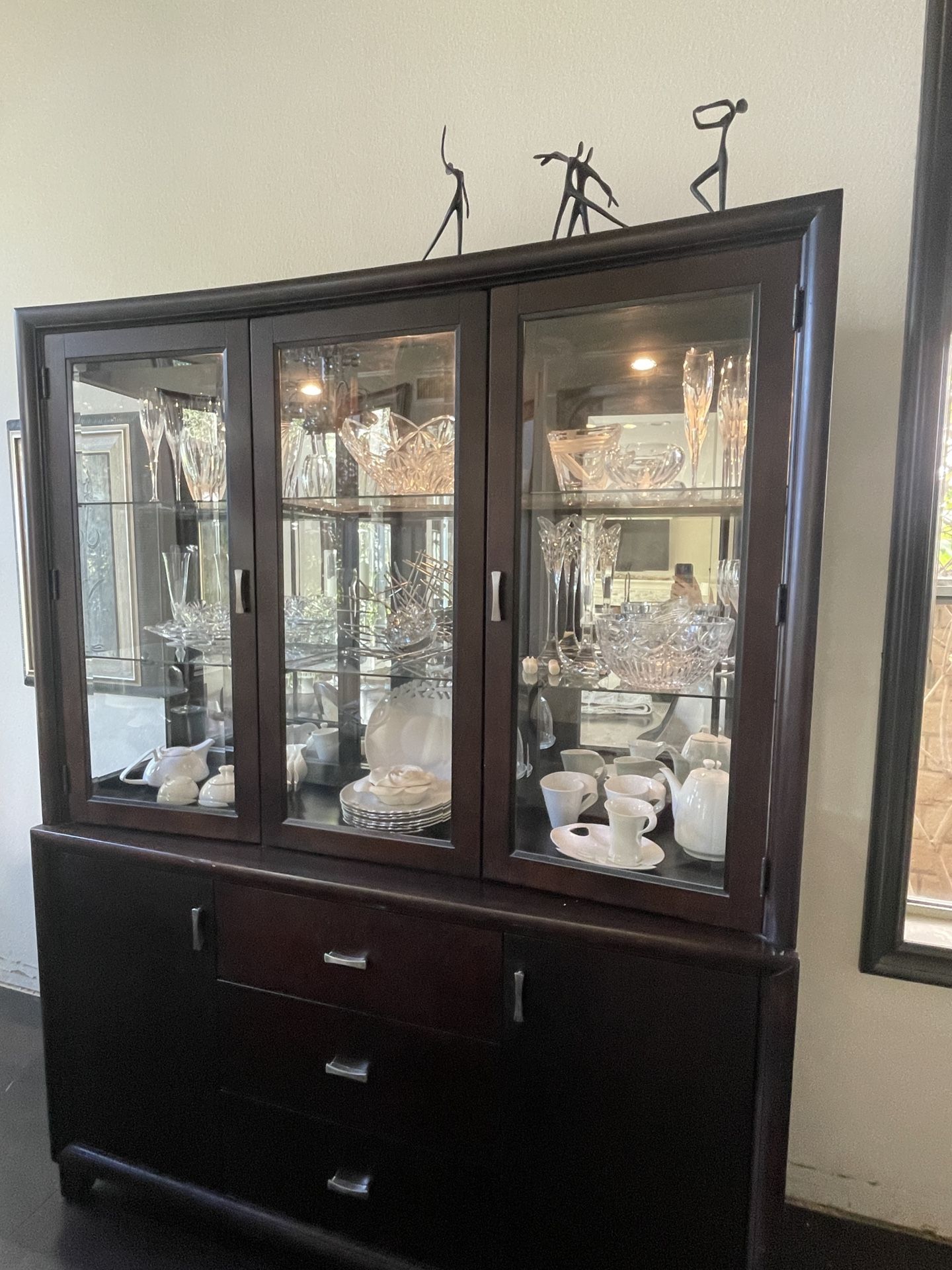 Elegant Modern China Cabinet 