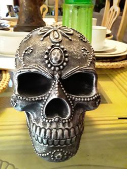 Skull head decor 5in.x7in x 6.3in