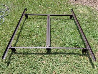 Metal Bed Frame & Box Spring (Queen)/Marco de Metal para Cama y Base para Colchón (Queen)