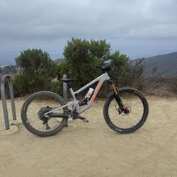 Santa Cruz Nomad V6 - Large