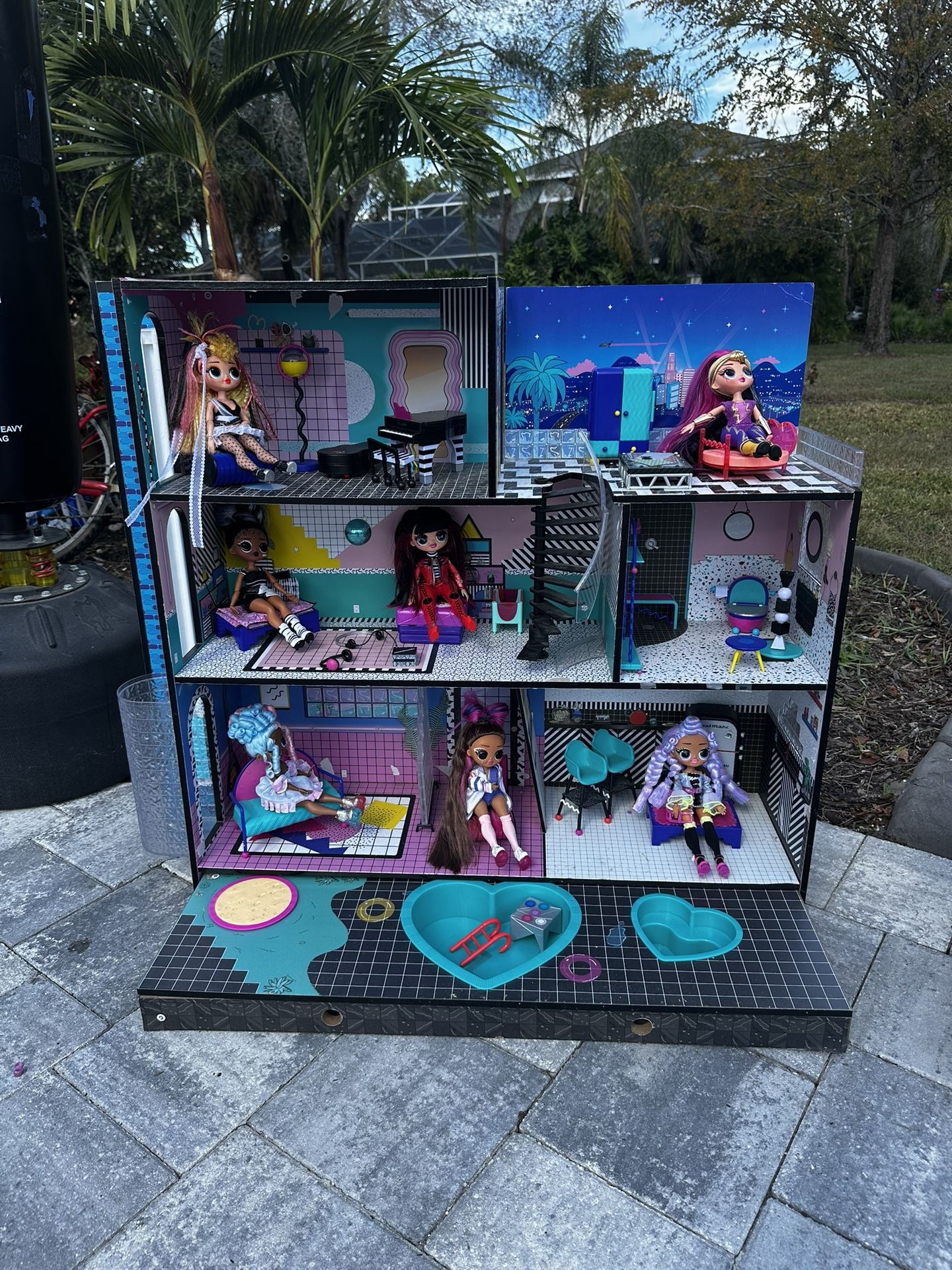 LOL Dollhouse, Dolls Sold Separately 