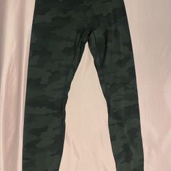 Lululemon Camo Size 6
