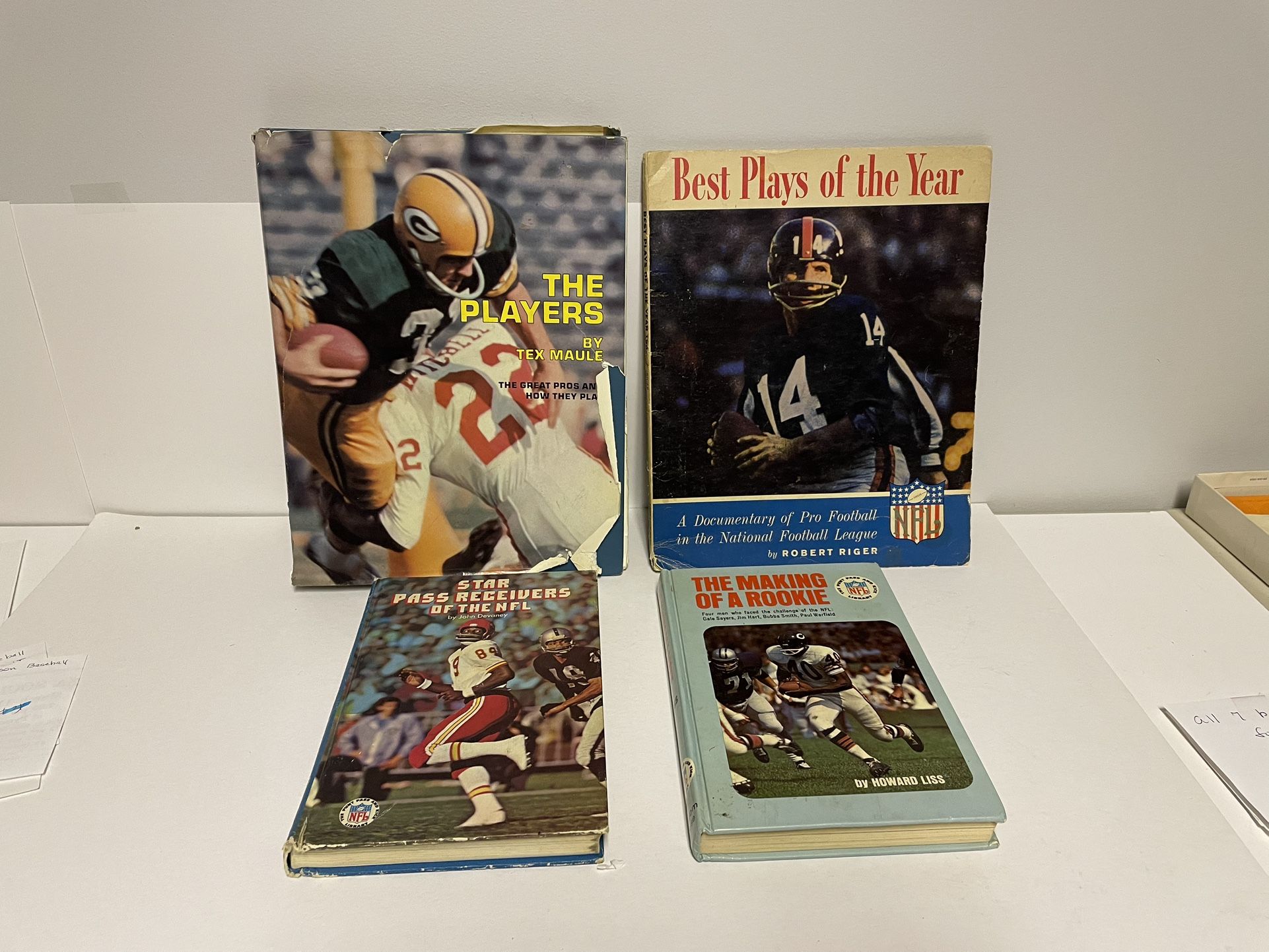 Football Collectors. 4 Books 1972 Star Pass Receivers Of NFL, 1963 Best Plays Of Year Magazine, 1968 Making Of A Rookies Sayers, & 1969 The Players