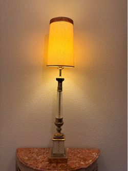 Neoclassical style table lamp