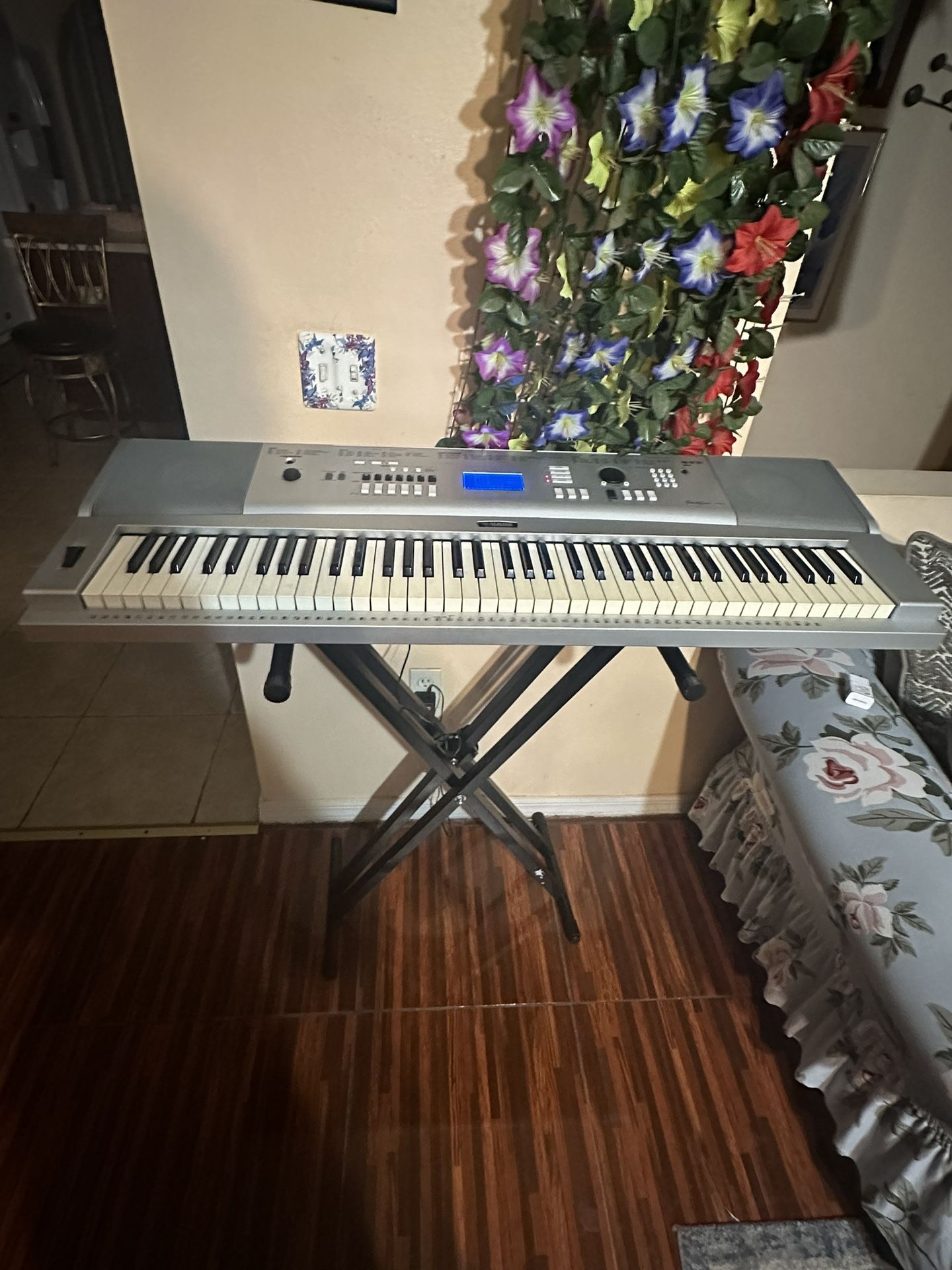 Yamaha Portable Grand Piano DGX-230 Piano Electronic Keyboard 76 Keys