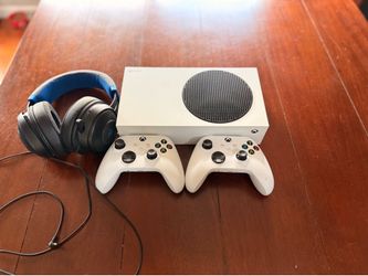 Xbox Series S, 1TB, white+2 new gen white controllers+Razer Kraken Headset. All like-new condition