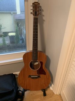 Taylor gs mini with case and stand