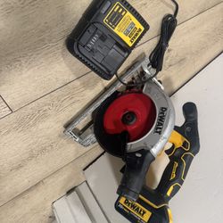 Skilsaw Con Batería Y Cargador 